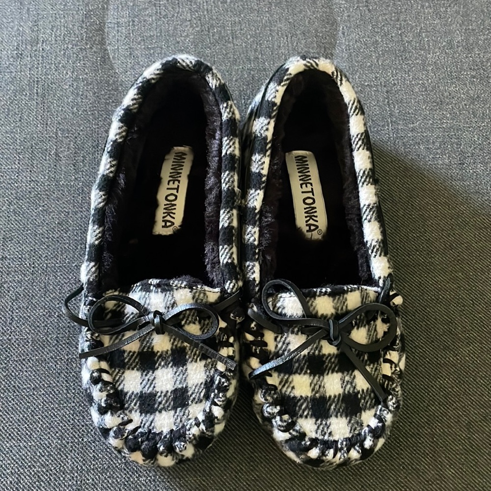 Minnetonka 6M Women's Black White Check Flannel Moccasin Faux Fur Slippers NWOT